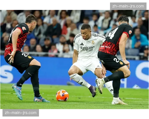 解析皇马“无锋阵”实验：贝林厄姆频繁前插背后的空间创造逻辑