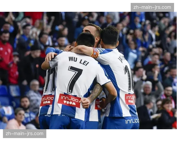 “瞬间聚焦：沃特金斯力压两人头球破门，展现顶级跑位与抢点”